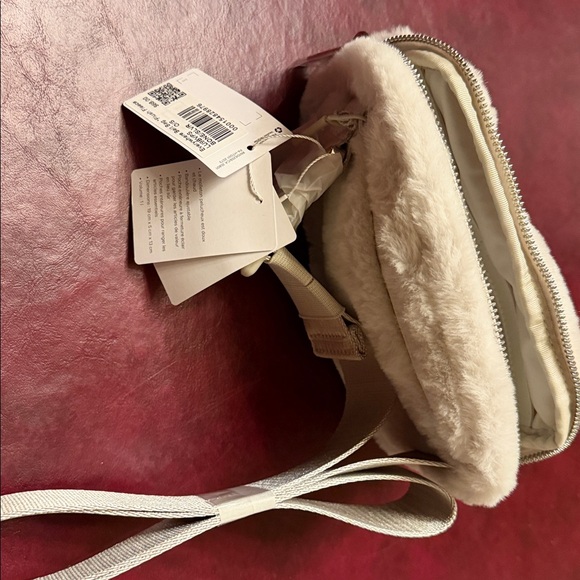 lululemon belt bag cream Athletica Everywhere Rionera 1L (blanco) : Ropa, Zapatos y Joyera Lululemon Everywhere Belt Bag Plush